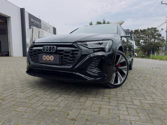 AUDI Q8 E-TRON 55 ELÉTRICO SPORTBACK PERFORMANCE BLACK QUATTRO em São José, SC