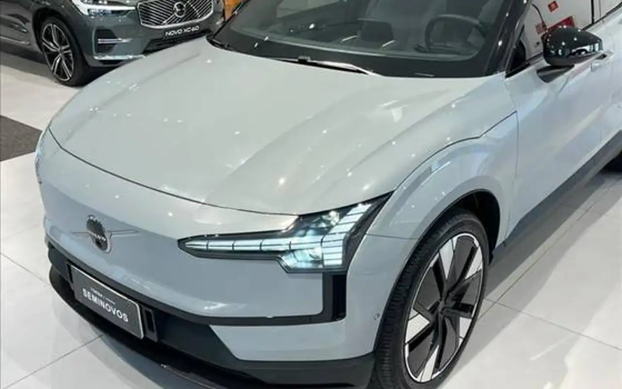 VOLVO EX30 69 KW ELÉTRICO ULTRA — foto 1 de 13