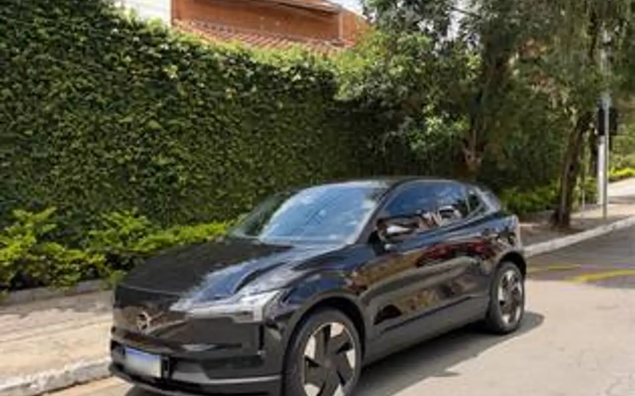 VOLVO EX30 69 KW ELÉTRICO PLUS — foto 1 de 8