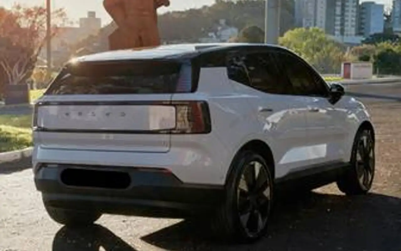 VOLVO EX30 69 KW ELÉTRICO ULTRA — foto 1 de 9