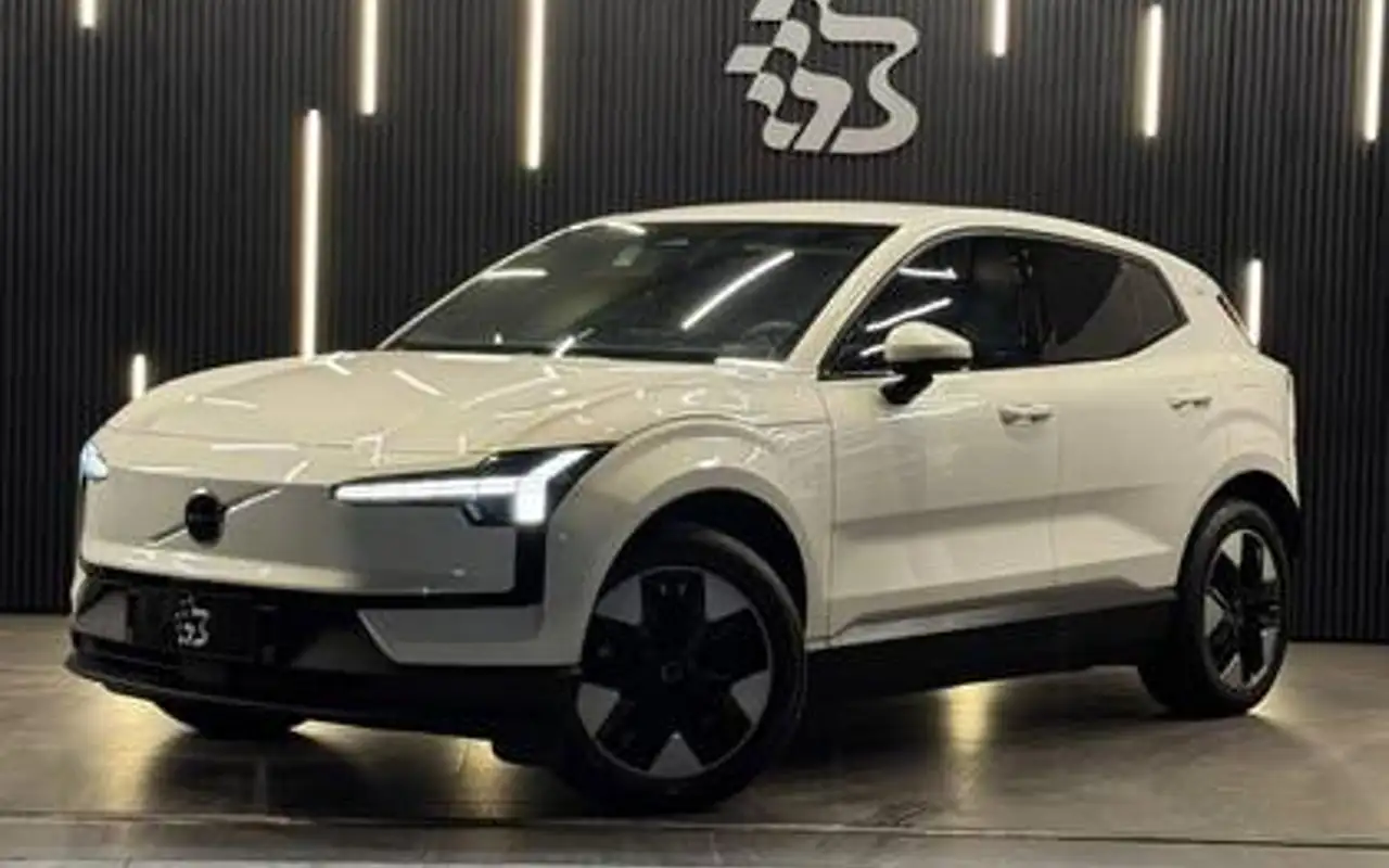 VOLVO EX30 69 KW ELÉTRICO CORE — foto 1 de 19