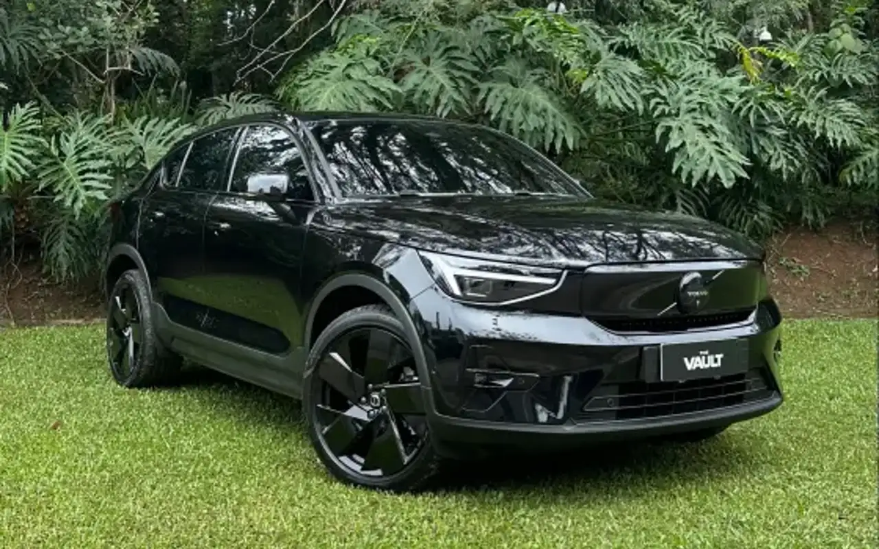 VOLVO EC40 P8 RECHARGE TWIN ELECTRIC ULTRA BLACK EDITION AWD — foto 1 de 20