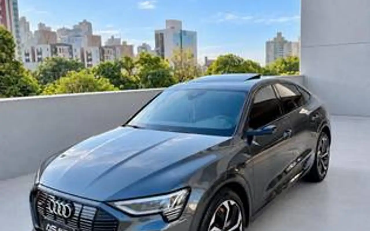 AUDI E-TRON ELÉTRICO PERFORMANCE BLACK QUATTRO — foto 1 de 8