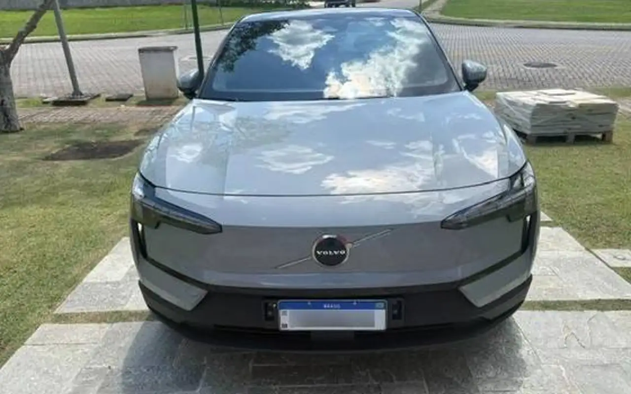 VOLVO EX30 69 KW ELÉTRICO CORE — foto 1 de 8