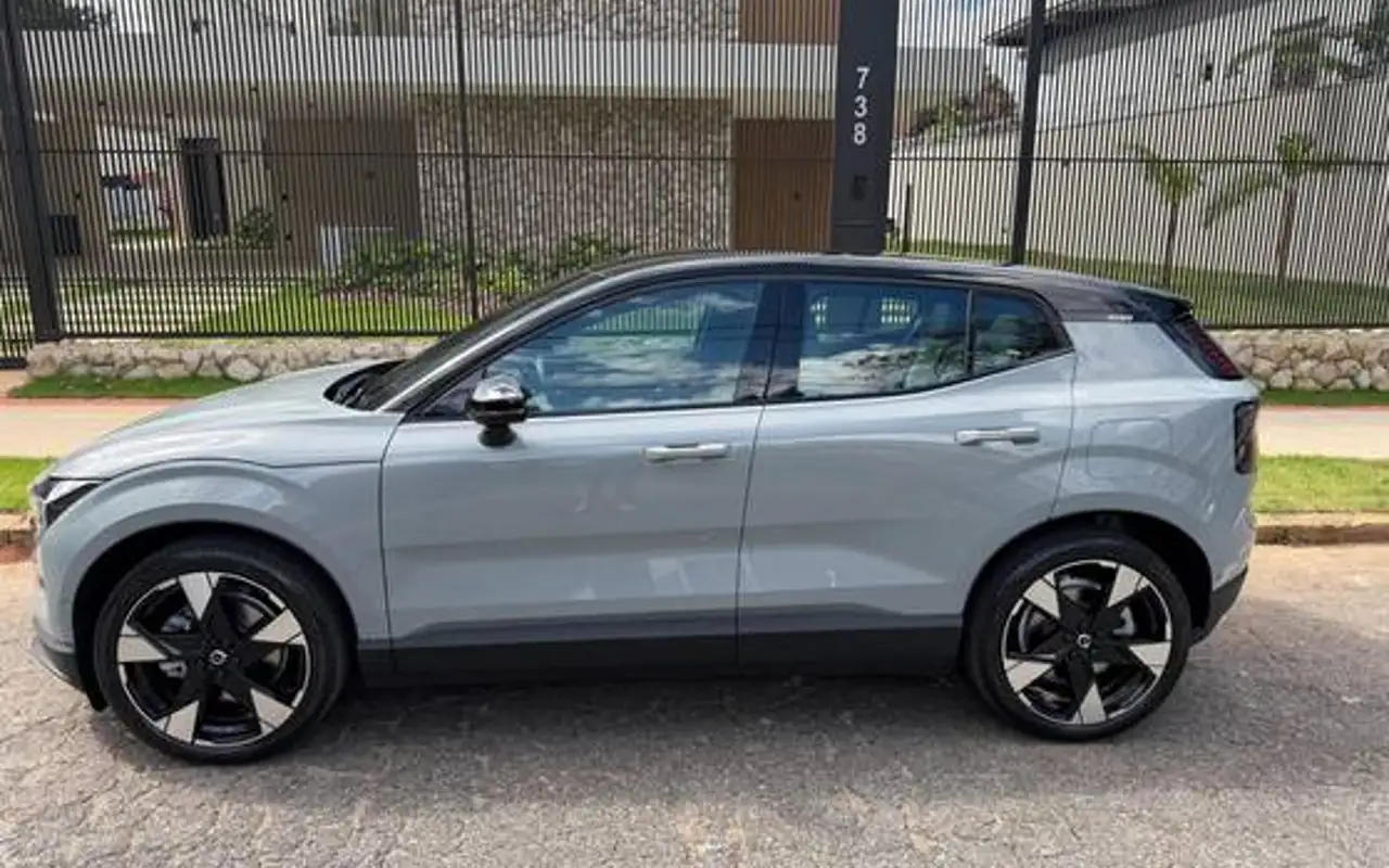 VOLVO EX30 69 KW ELÉTRICO ULTRA — foto 1 de 8