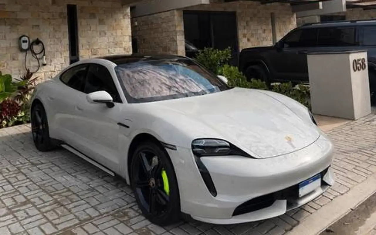 PORSCHE TAYCAN TURBO ELÉTRICO — foto 1 de 8