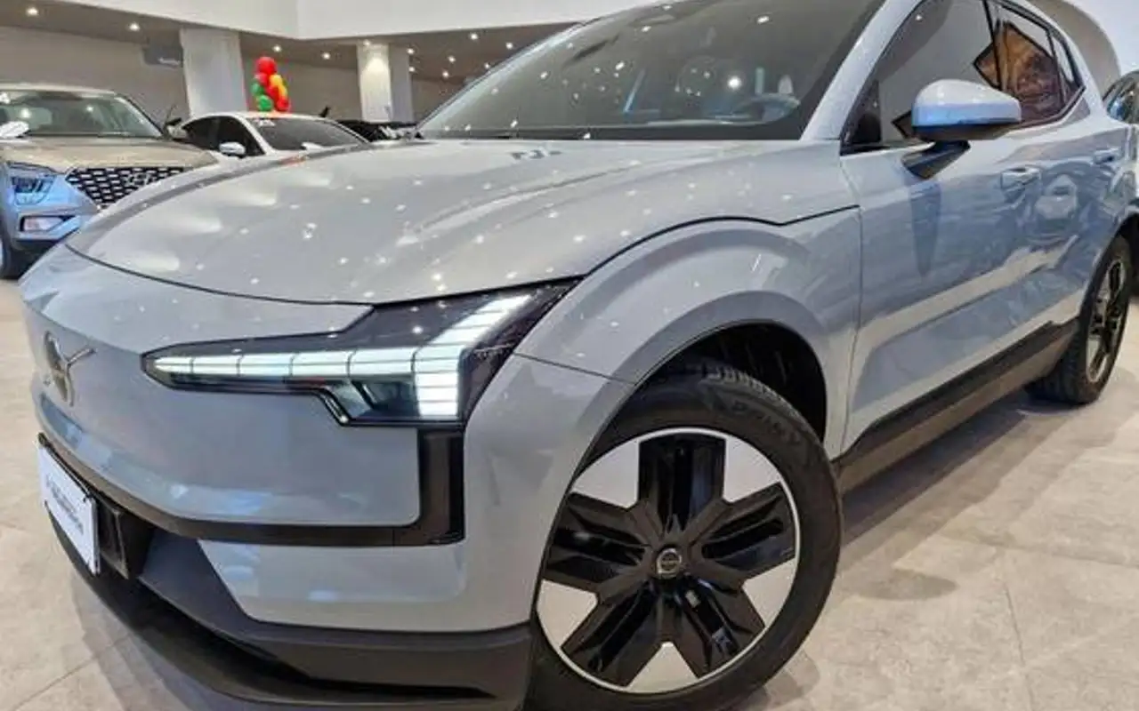 VOLVO EX30 51 KW ELÉTRICO CORE — foto 1 de 16