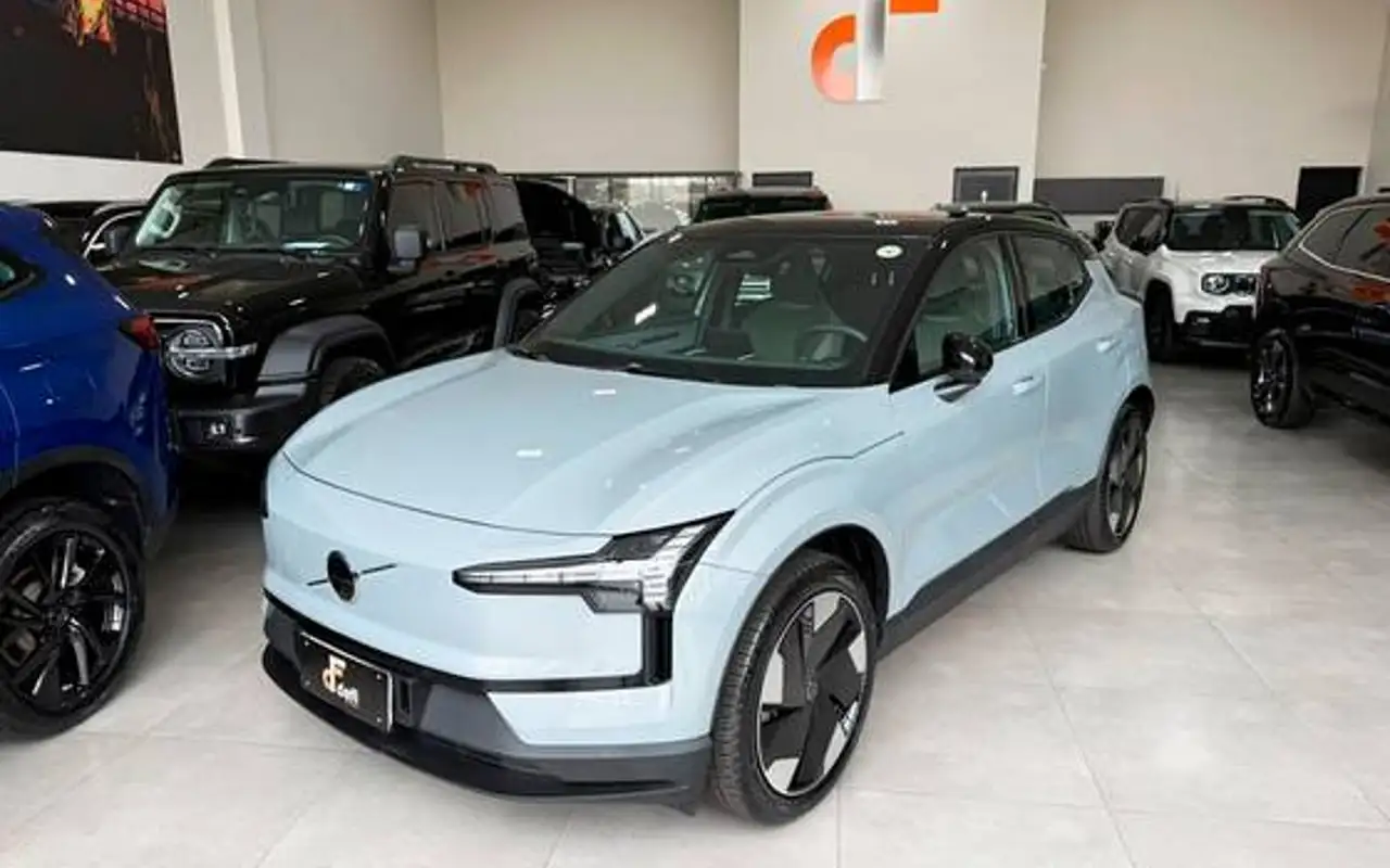 VOLVO EX30 69 KW ELÉTRICO PLUS — foto 1 de 14