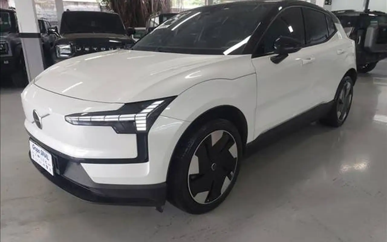 VOLVO EX30 69 KW ELÉTRICO PLUS — foto 1 de 20