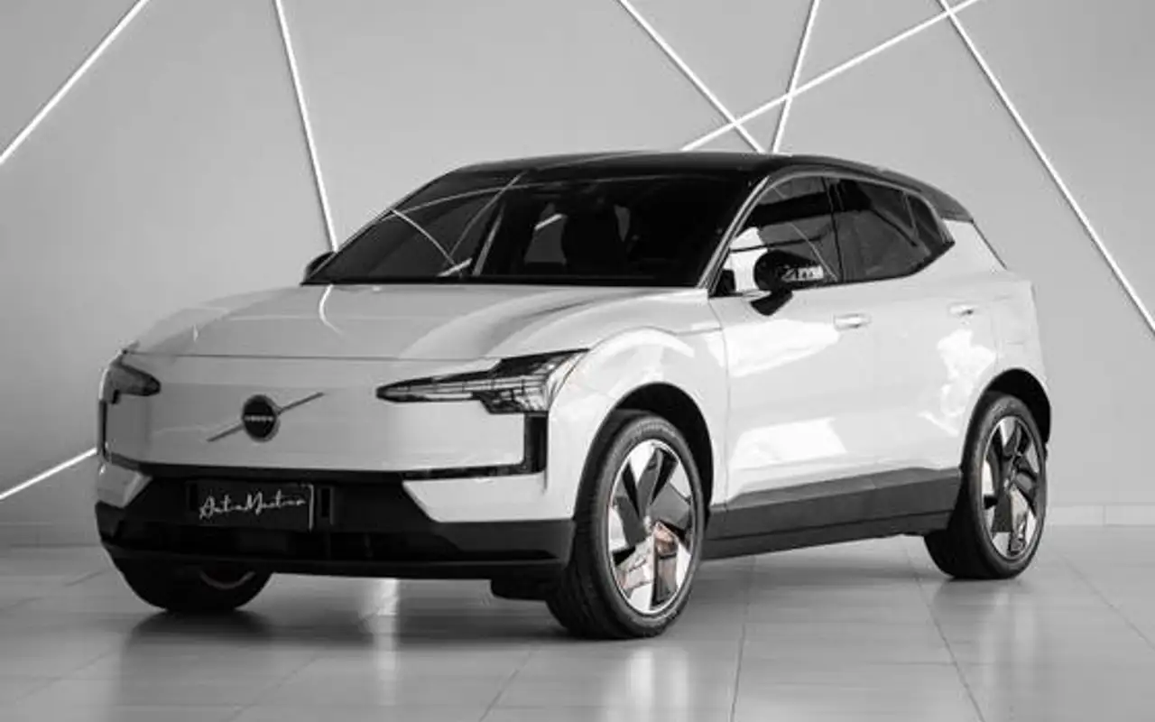 VOLVO EX30 69 KW ELÉTRICO PLUS — foto 1 de 15