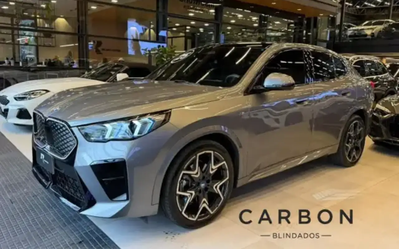 BMW iX2 64,8 KW ELÉTRICO XDRIVE30 M SPORT — foto 1 de 18
