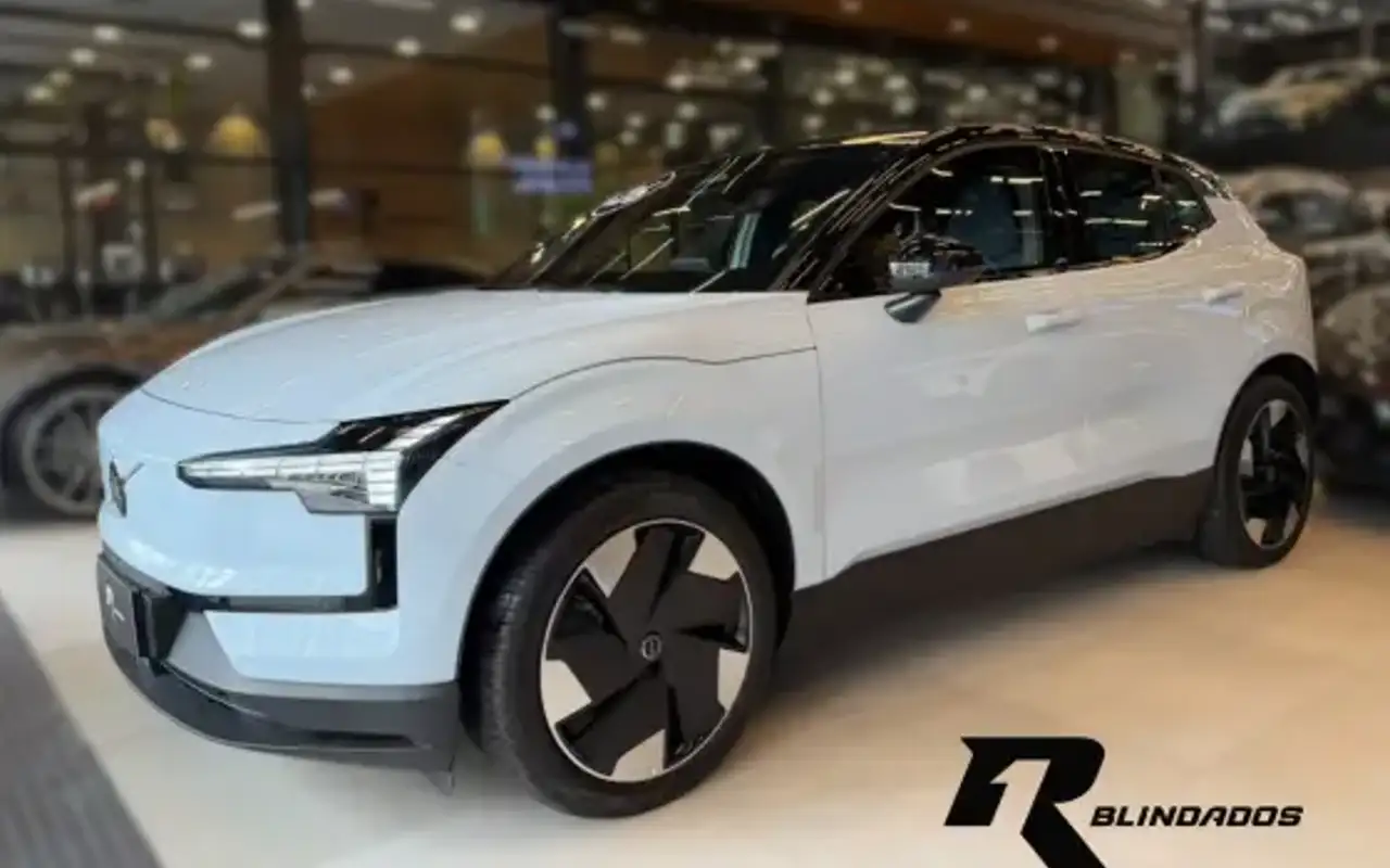 VOLVO EX30 51 KW ELÉTRICO PLUS — foto 1 de 18